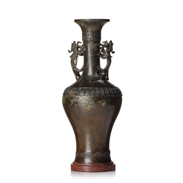 An elegant bronze vase, late Ming dynasty/early Qing dynasty with a Xuande mark.