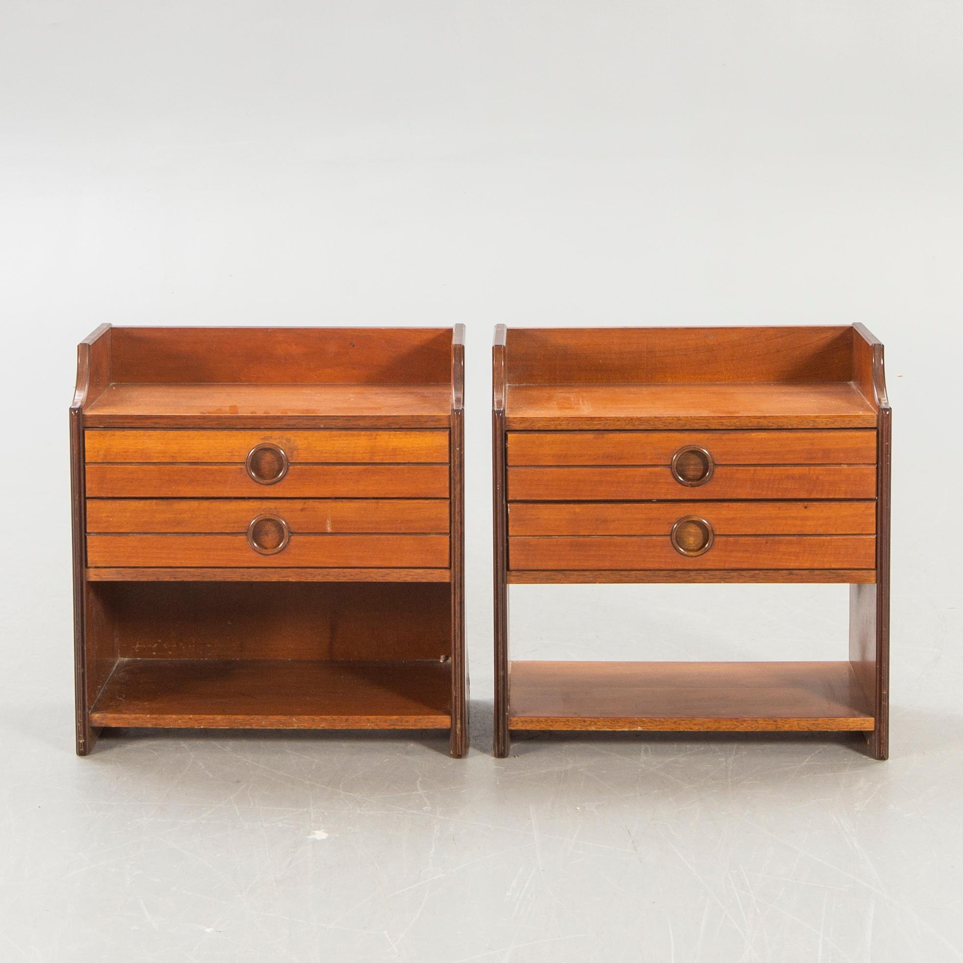 A pair of Italien 1950s/second half mahogany bedside tables.