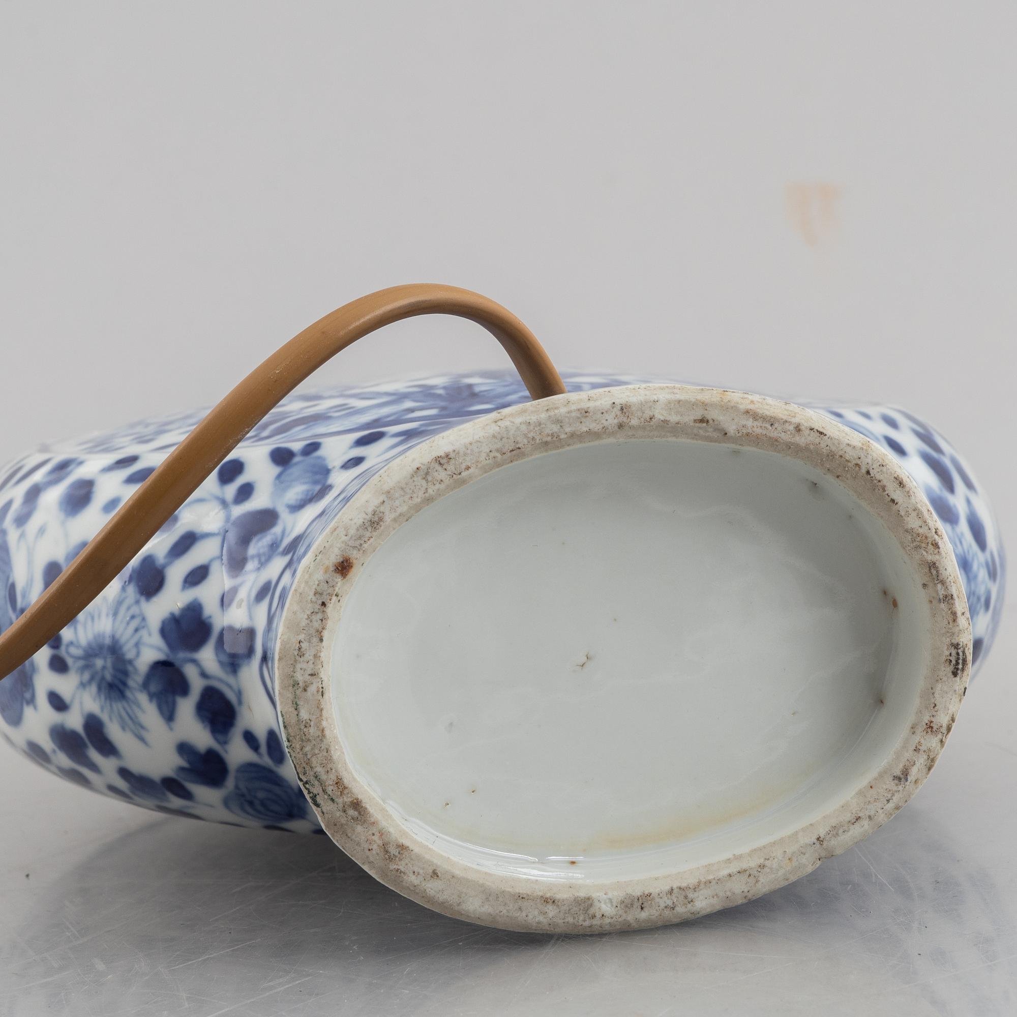 A blue and white porcelain moon flask altered into a table lamp, China, Qing dynasty, 19th century.