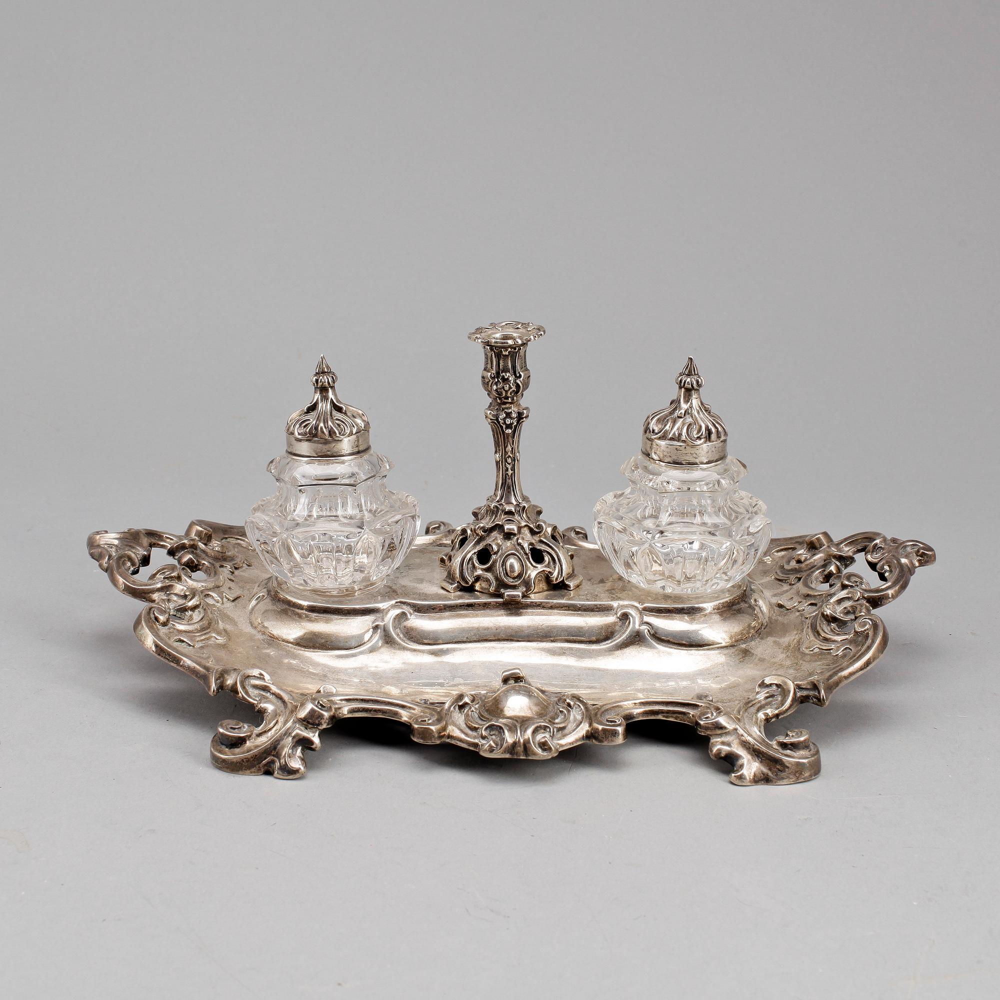 SKRIVSTÄLL, silver, Joseph Angell II, London, 1853. Totalvikt: 1259 gram.