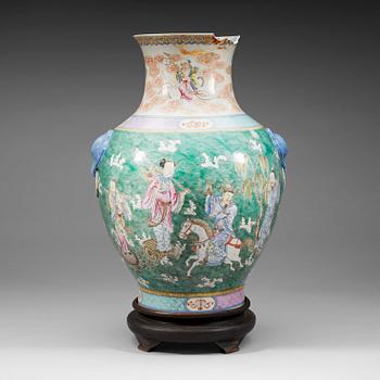 297. An enameled vase, late Qing dynasty with seal mark.