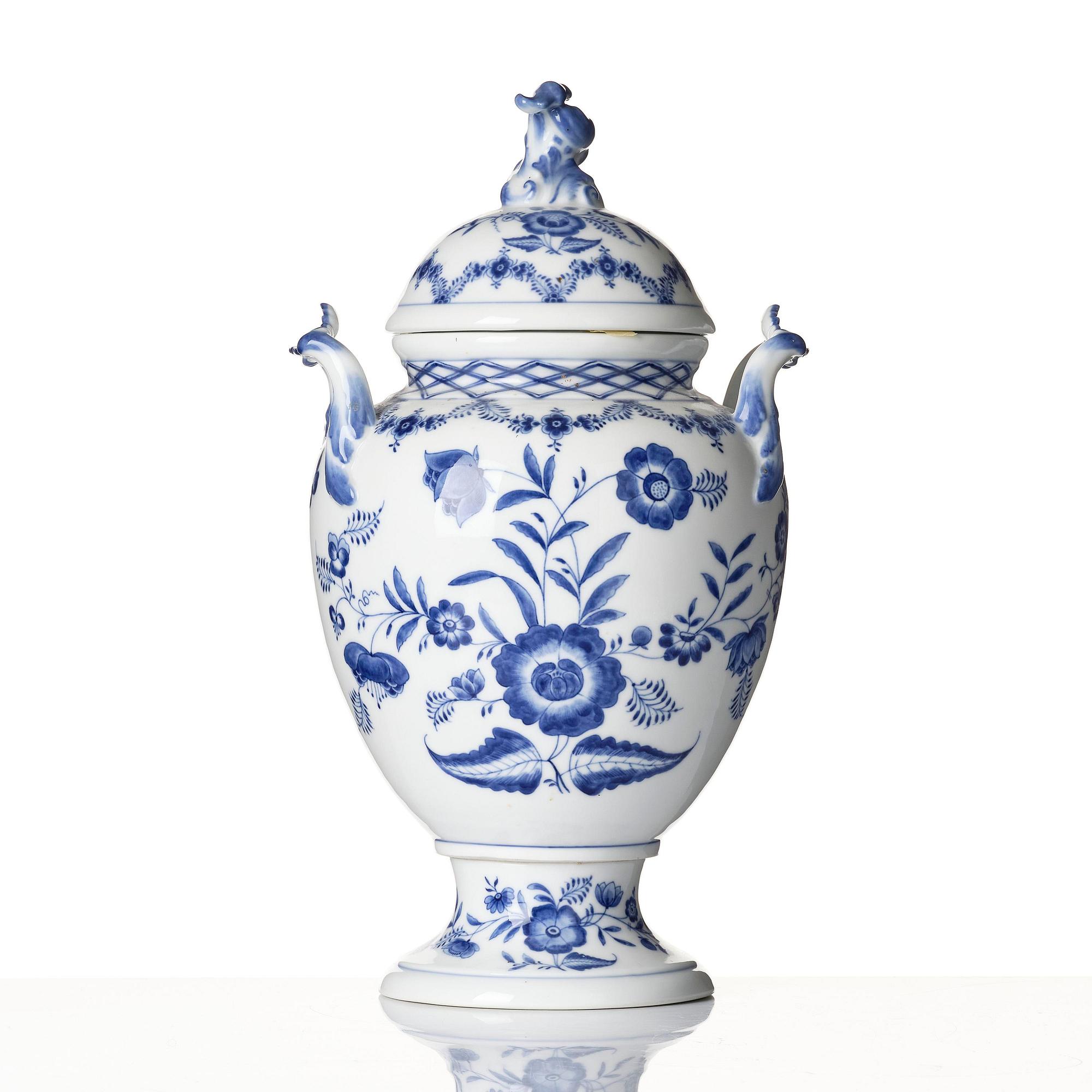 A Royal Copenhagen 'Musselmalet' / 'blue fluted' vase with cover, Denmark, 1898-1923.