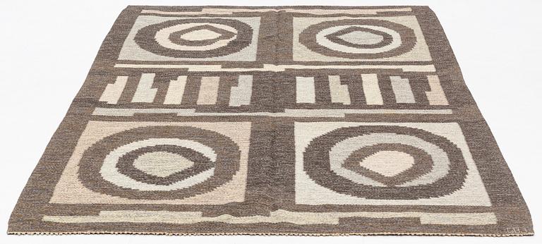 a carpet, flat weave, ca 242,5 x 170,5 cm, signed GBJ as well as a weavers signature in the form of a light blue square.
