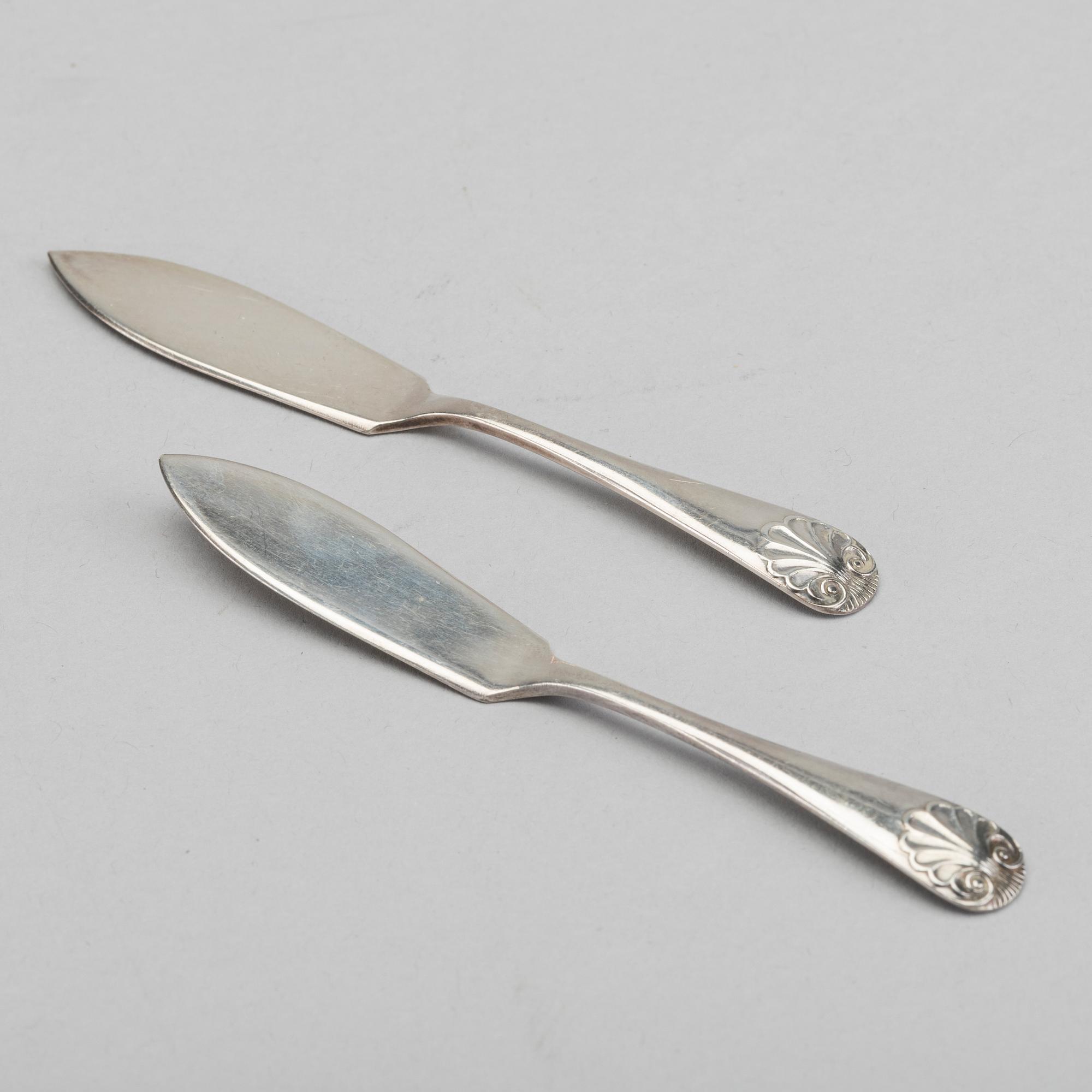 ALEXANDER CLARK & CO,  smörsnäckor ett par samt knivar ett par, silver tidigt 1900-tal i etui.