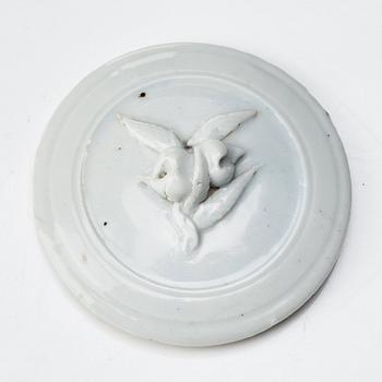 Burk med lock, porslin. Qing dynastin, Kangxi (1662-1722).