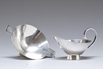 SOCKERSKÅL samt GRÄDDKANNA, silver, Silversmed Tore Kullander, Borås, 1940. Vikt 164 gram.