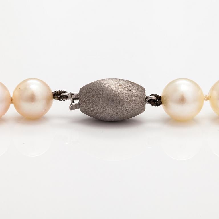 A pearl collier with a 14K whiteg old clasp and cultured pearls.