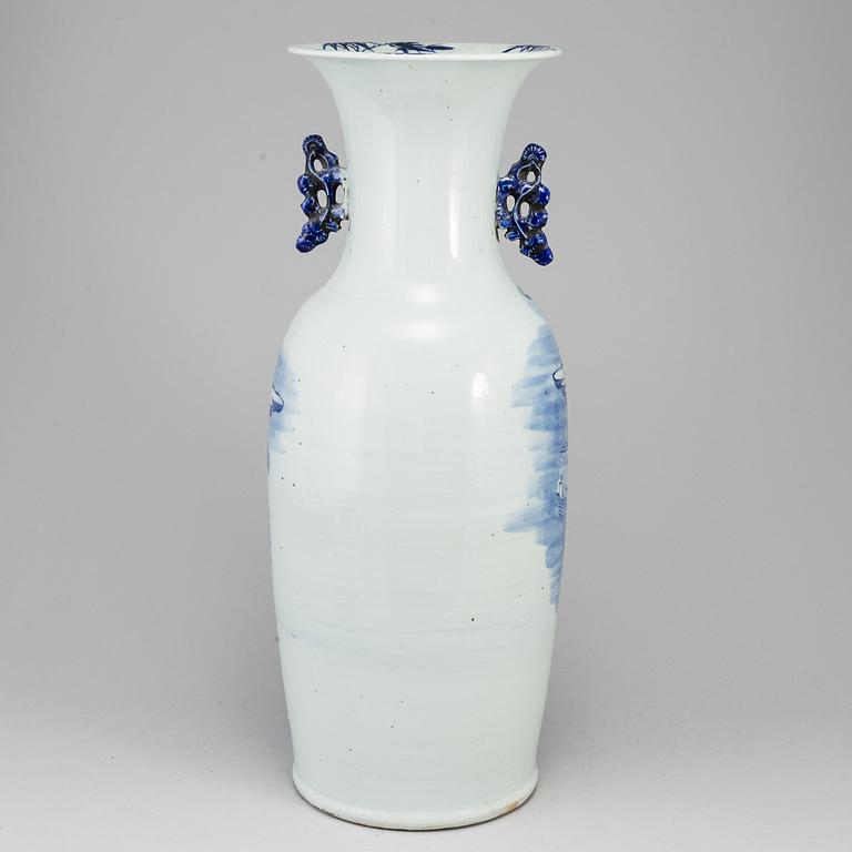 A blue and white floor vase, Qing dynasty, 19th century.