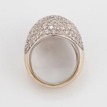 An 18K gold ring set with round brilliant-cut diamonds.