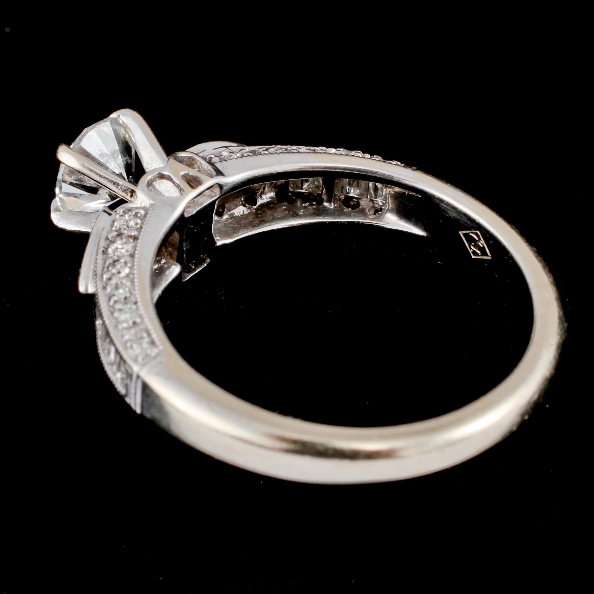 RING, 18k vitguld med briljantslipad diamant ca 0.5 ct samt 34 fasettslipade diamanter, 2000-tal. Vikt 5 g.