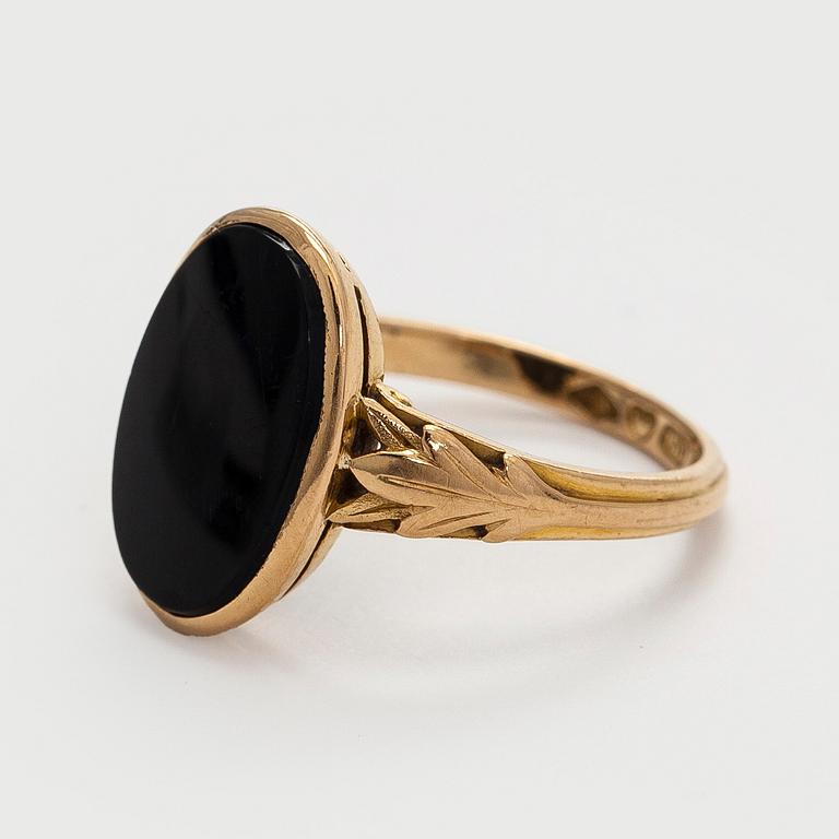 Ring, onyx, 18K guld. A. Tillander, Helsingfors 1942.