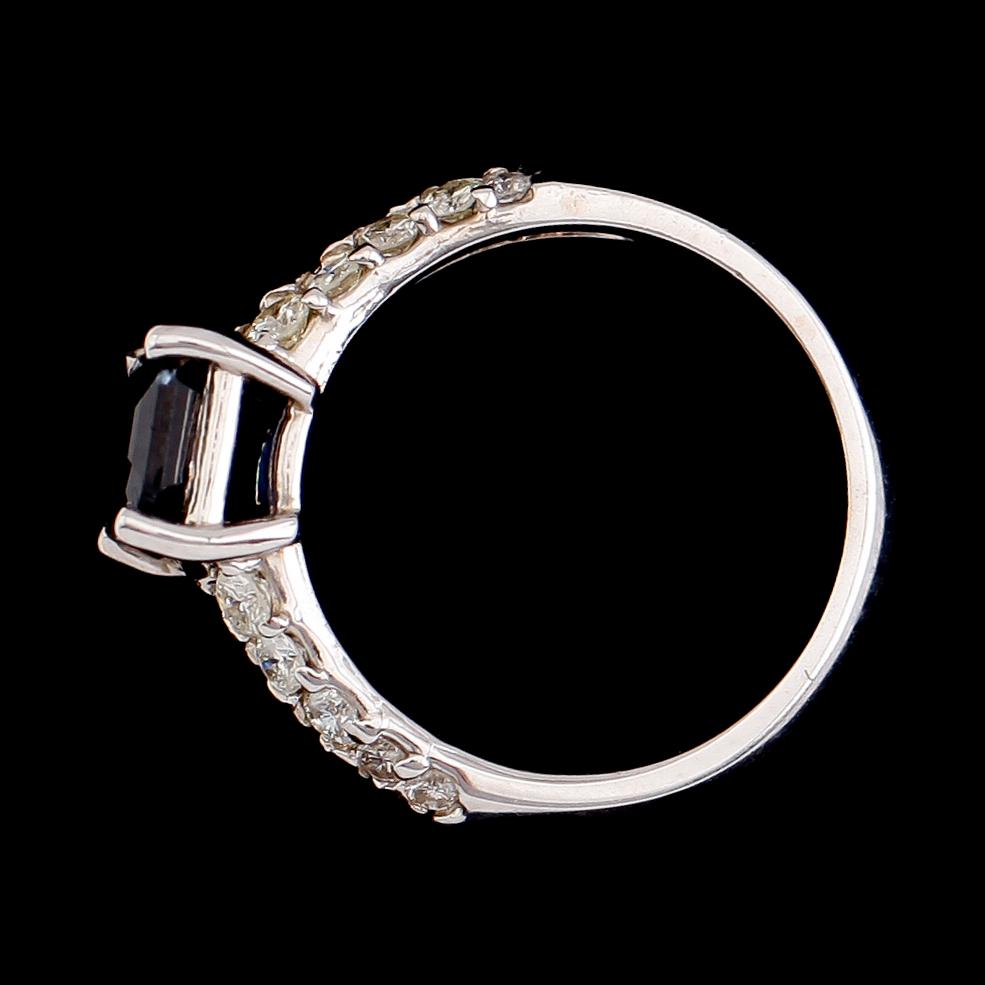 RING, 14 k guld, blå safir ca 1.55 ct, briljantslipade diamanter tot ca 0.60 ct.