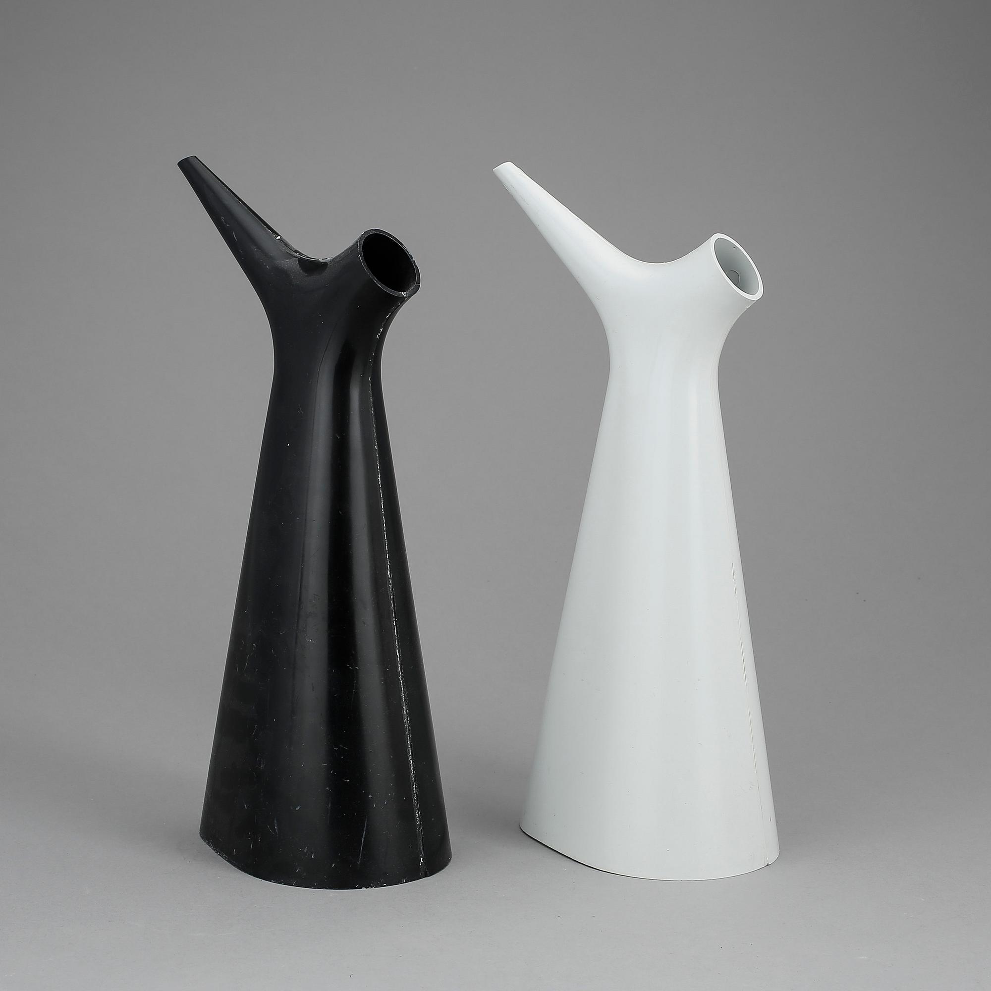 VATTENKANNOR, 2 st, plast, design Carl-Arne Breger, Gustavsberg.