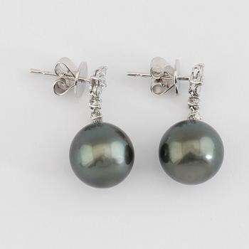 ÖRHÄNGEN, 1par, 18K vitguld, 2 tahitipärlor, diamanter tot ca 0.30 ct.