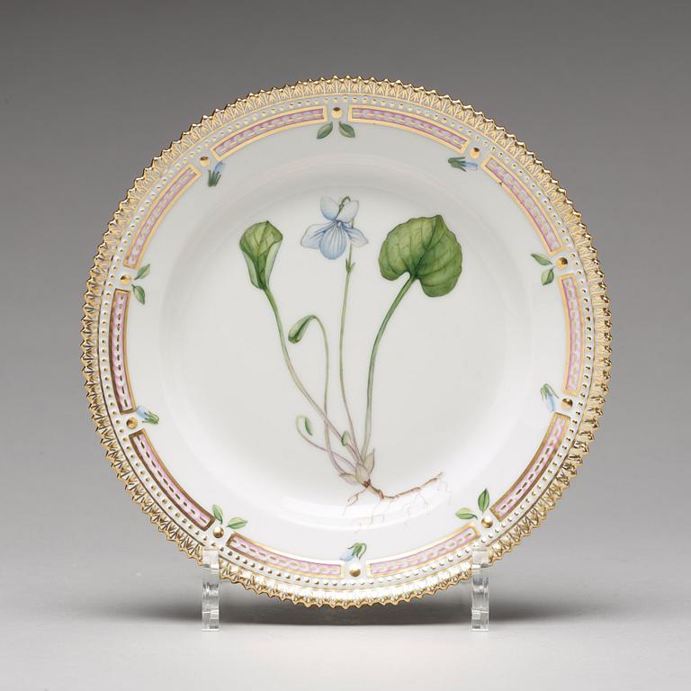 ASSIETTER, 12 stycken, porslin. "Flora Danica", Royal Copenhagen, Danmark, 1900-tal.