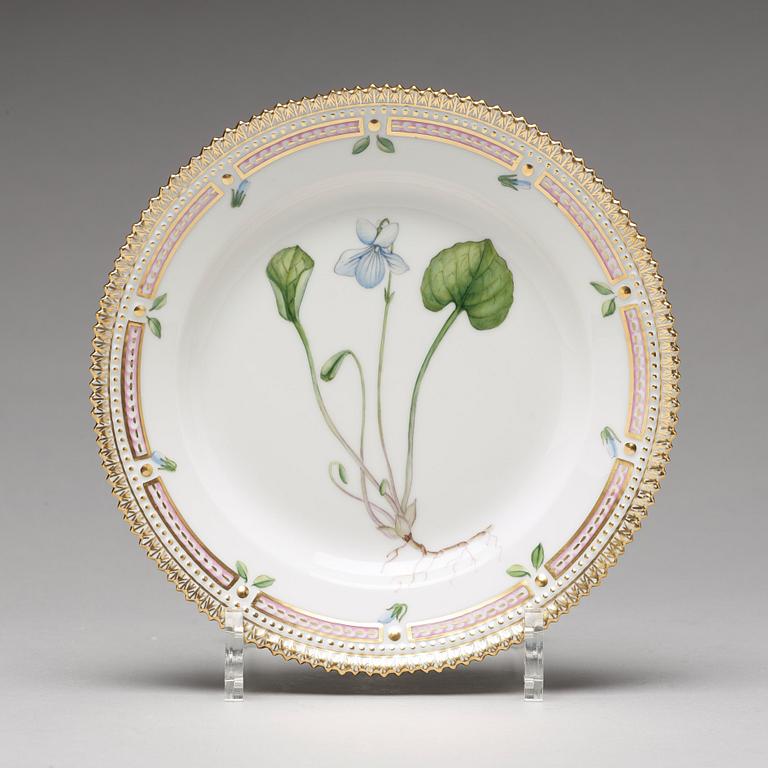 A set of 12 Royal Copenhagen "Flora Dancia" plates, 20th Century.