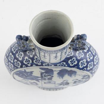 A blue and white moon flask, China Qing dynasty, late 19th century.