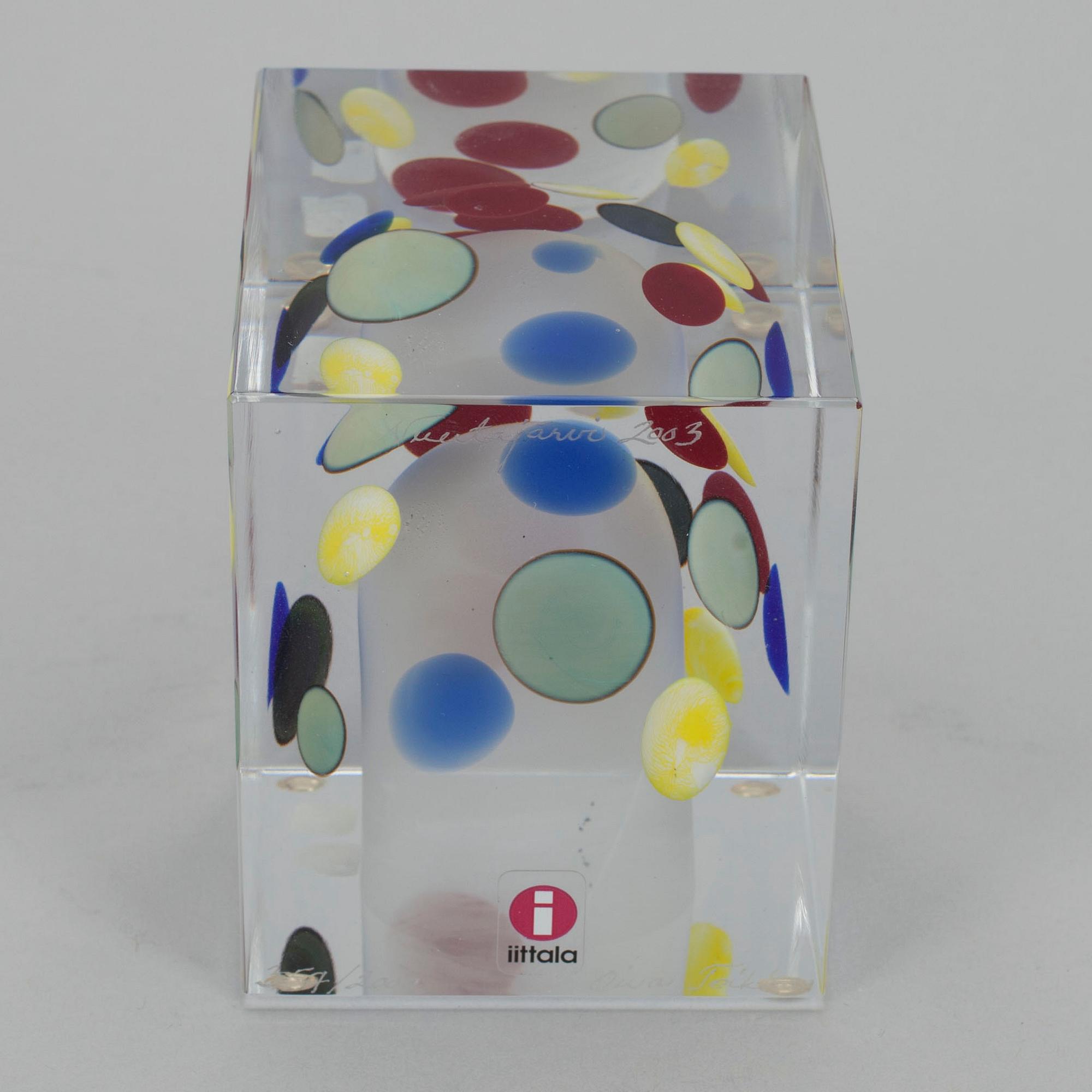 ÅRSKUB, glas, signerad Oiva Toikka, Nuutajärvi 2003, numrerad 357/2000.