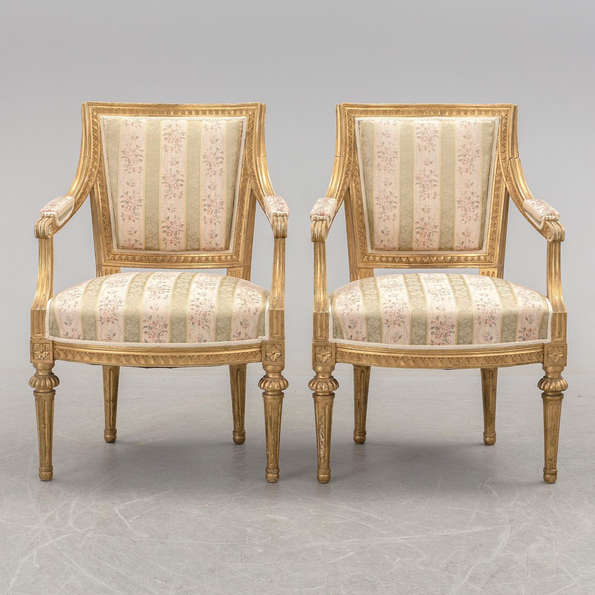 KARMSTOLAR, ett par, gustaviansk stil, 1900-talets första hälft.