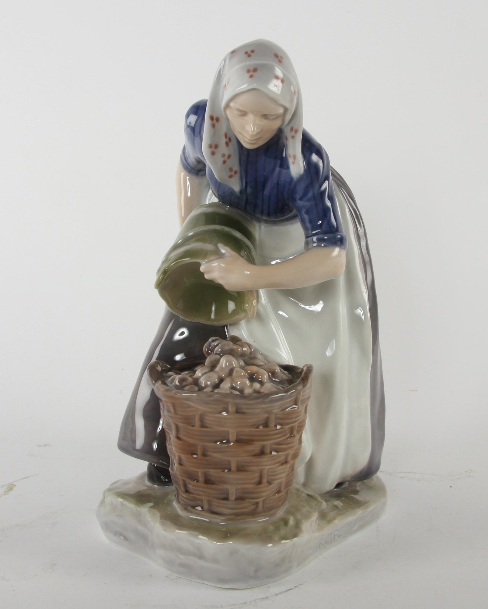 FIGURIN, porslin, Royal Copenhagen, sign Chr Th.