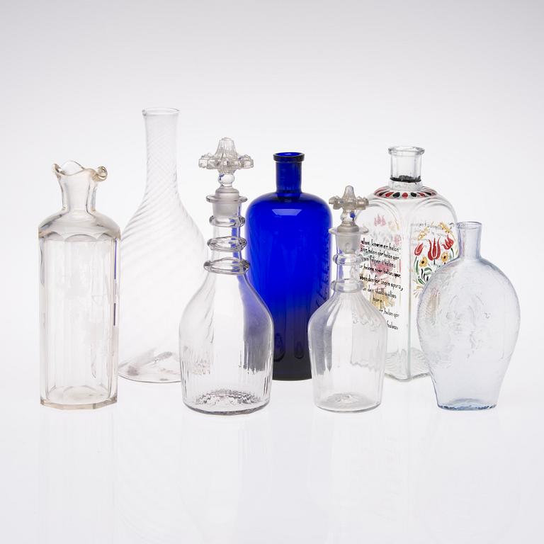 FLASKOR och KARAFFER, totalt 7 st, glas, 1800- och 1900-tal.