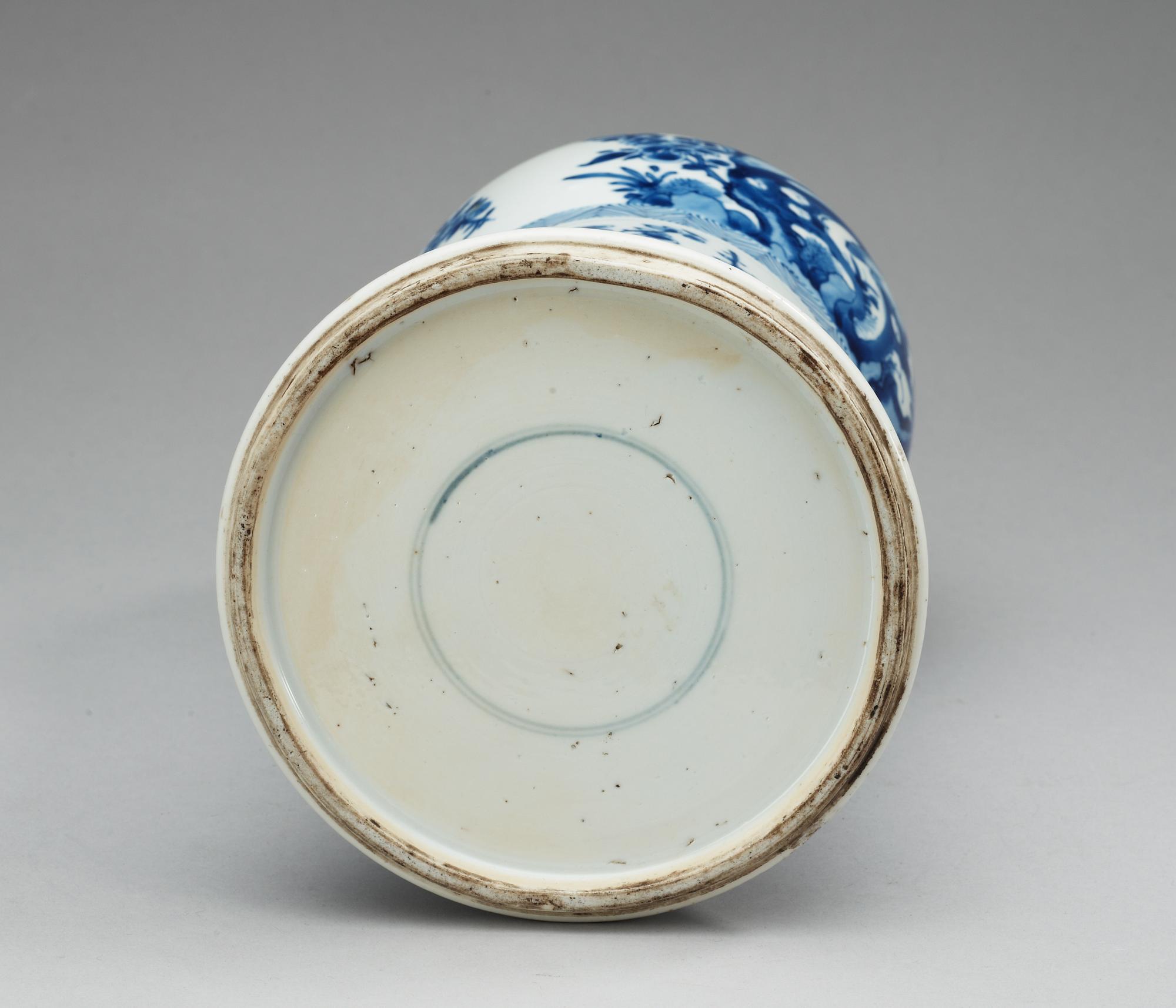 A blue and white vase, Qing dynasty, Kangxi (1662-1722).