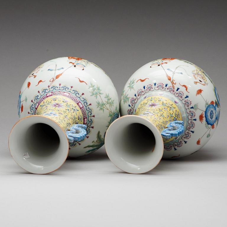 Two chinese vases, 20th Century.