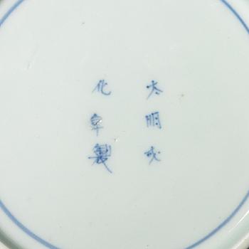 Tallrikar, sju tycken samt assietter, åtta stycken, porslin. Japan, tidigt 1900-tal.