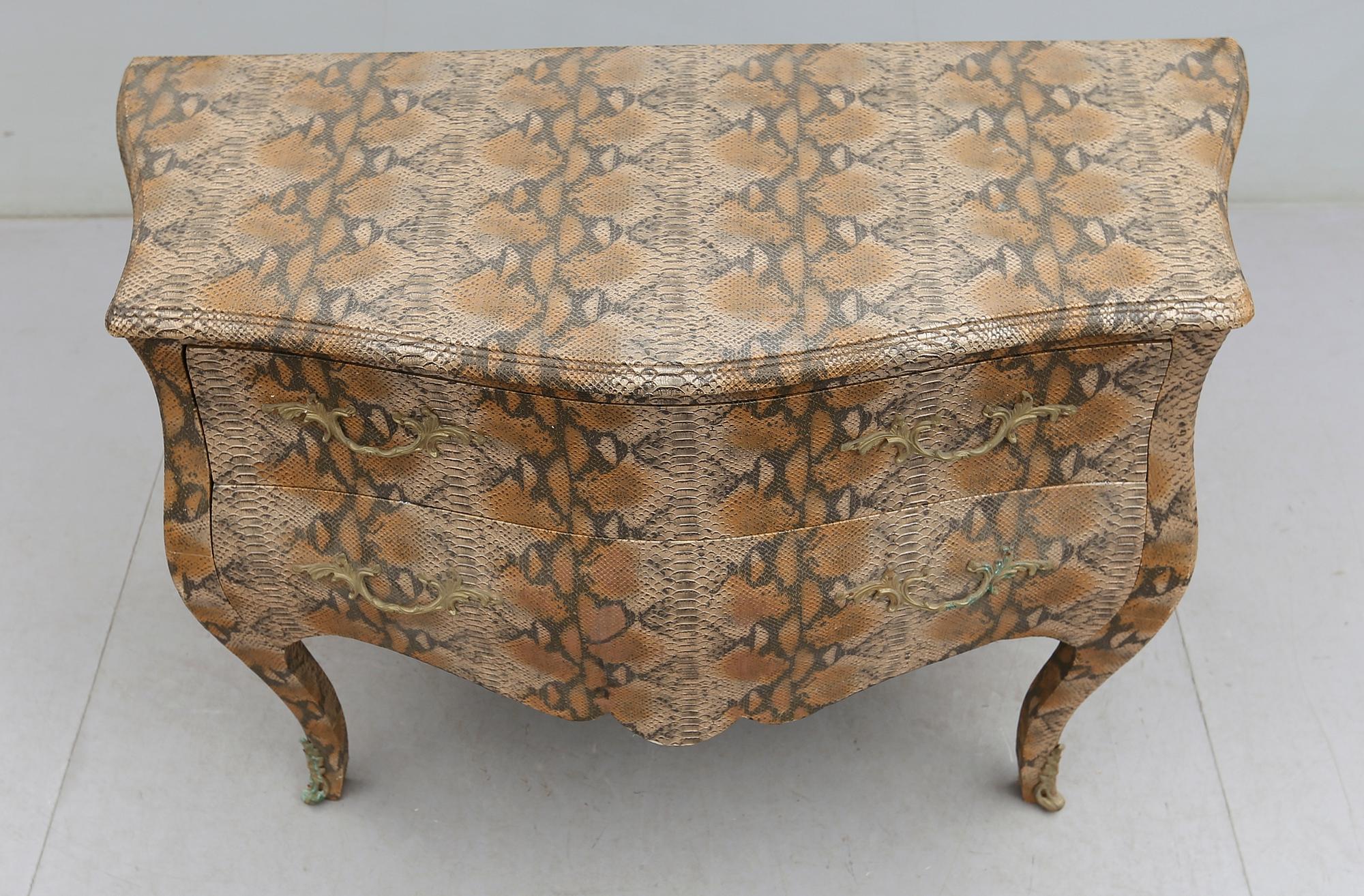 BYRÅ, rokokostil, 1900-talets andra hälft.