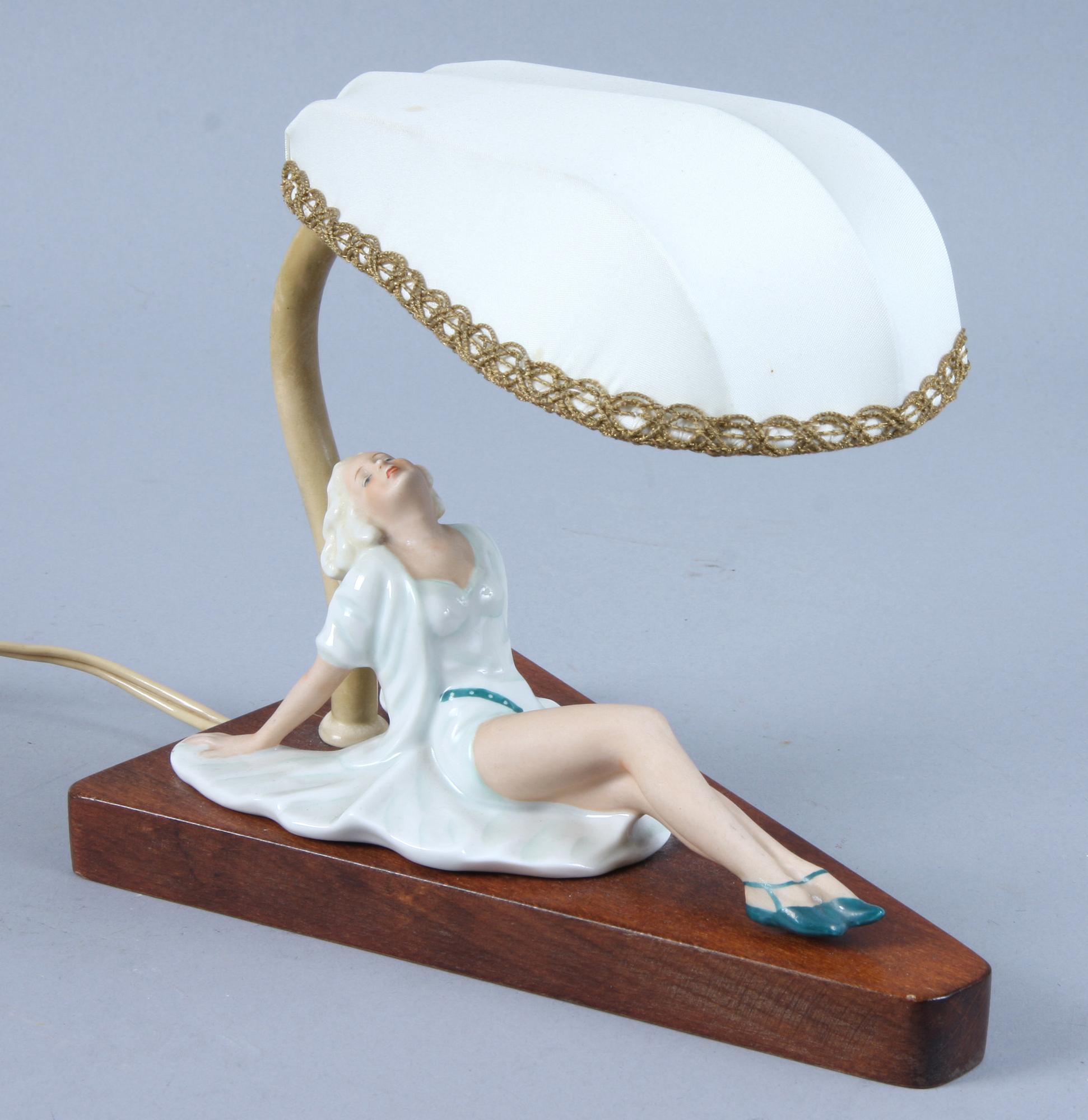 BORDSLAMPA, porslin, Tyskland. 1900-talets mitt.