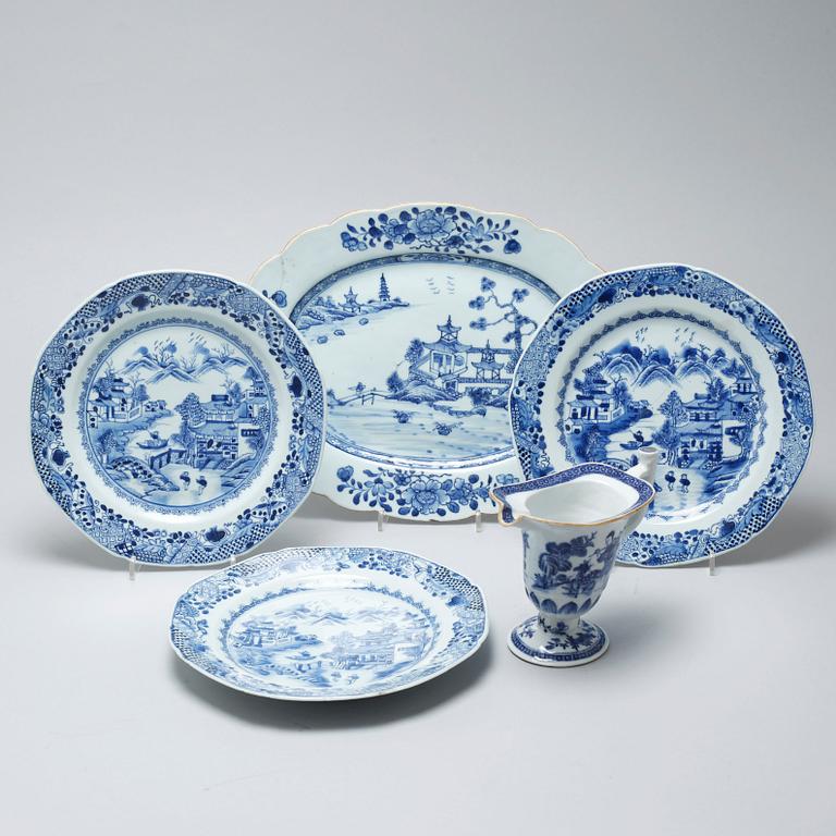 Five porcelian chinese items from the 18th century.