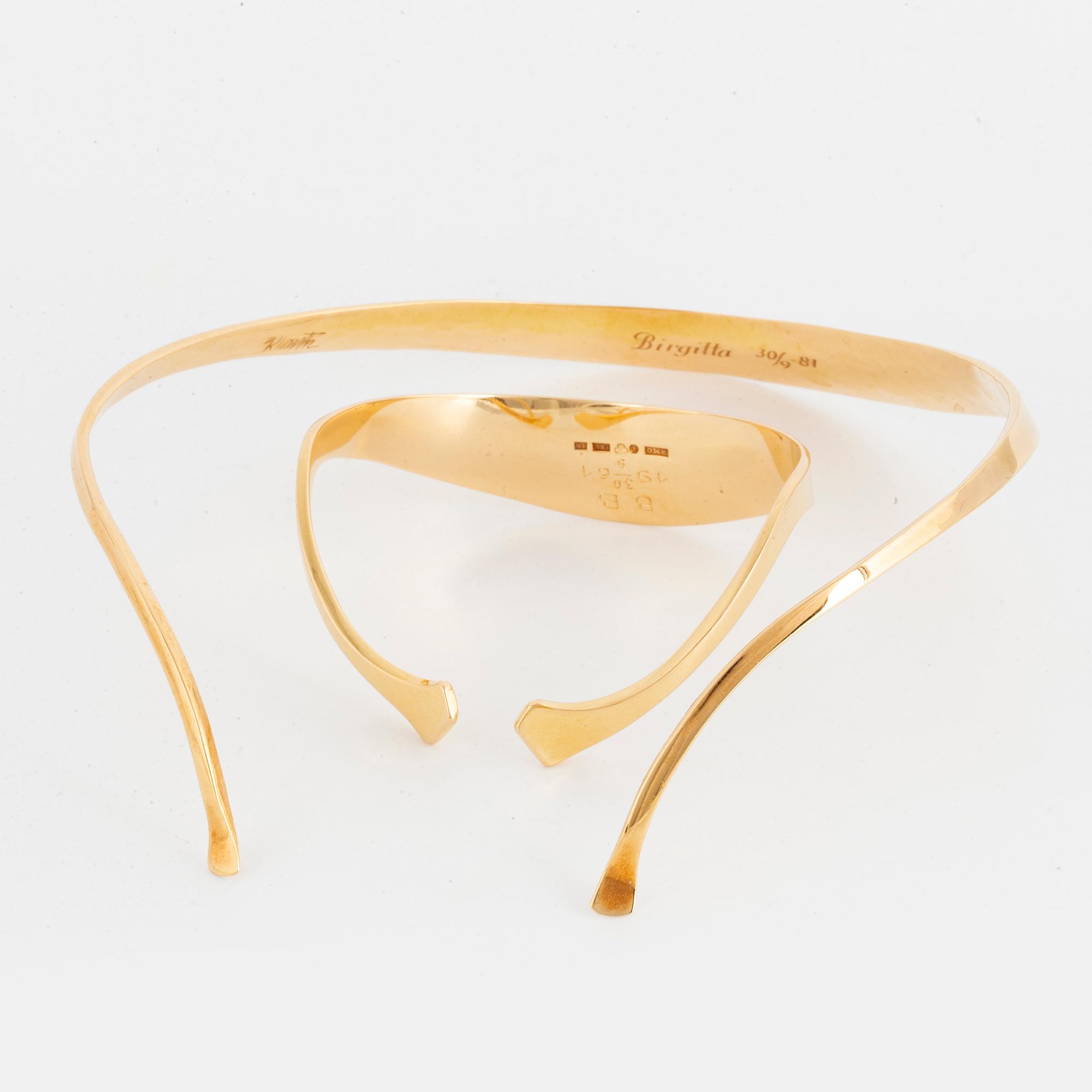 18K gold necklace and bracelet.