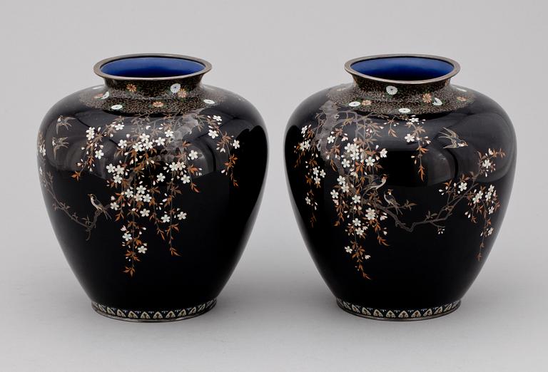 URNOR, ett par, cloisonné emalj, Japan Meiji, 1800/1900-tal.