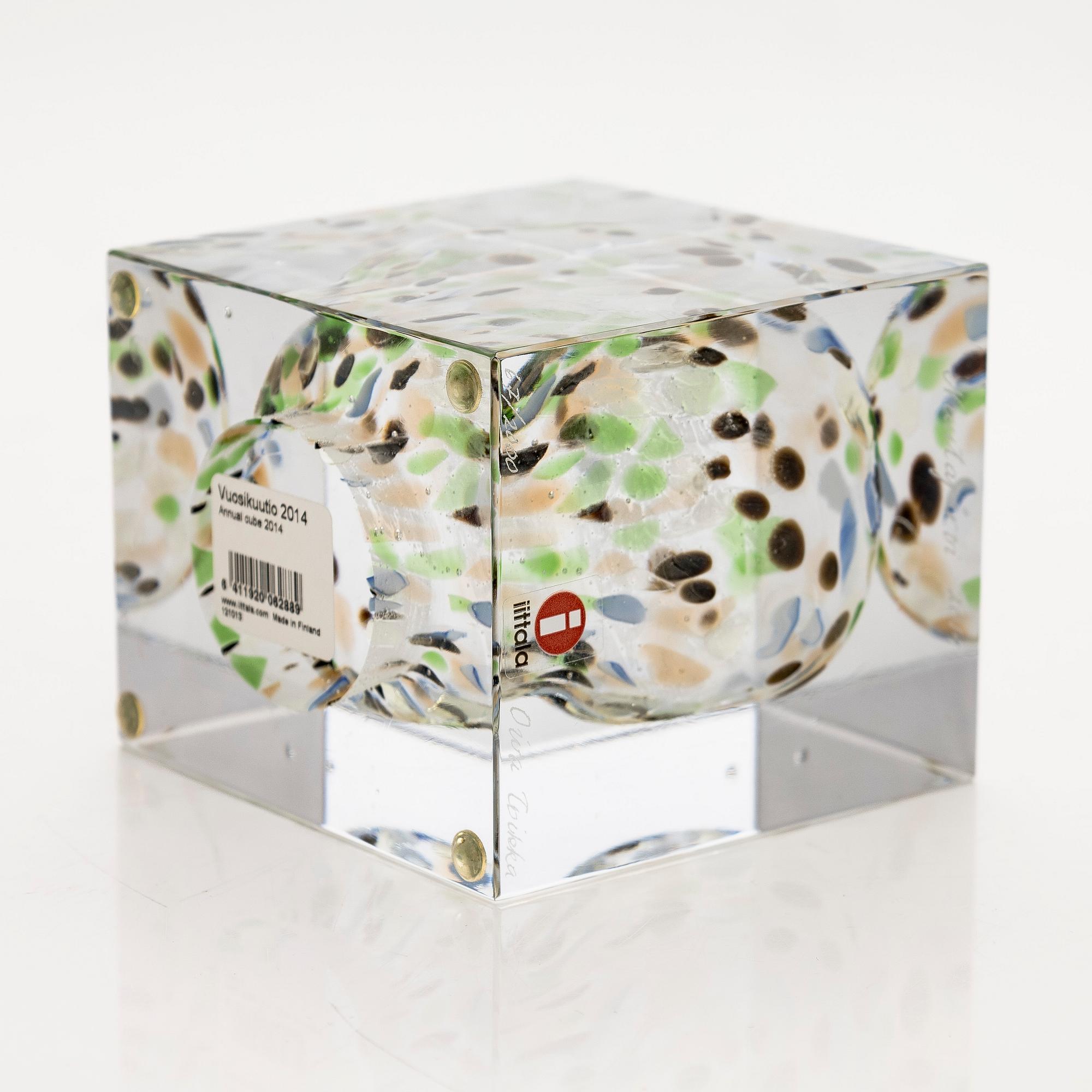 Oiva Toikka, an annual glass cube signed Oiva Toikka Nuutajärvi 2014, numbered 67/2000.