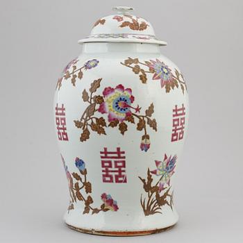 A large famille rose vase with cover, Qing dynasty, ca 1900.
