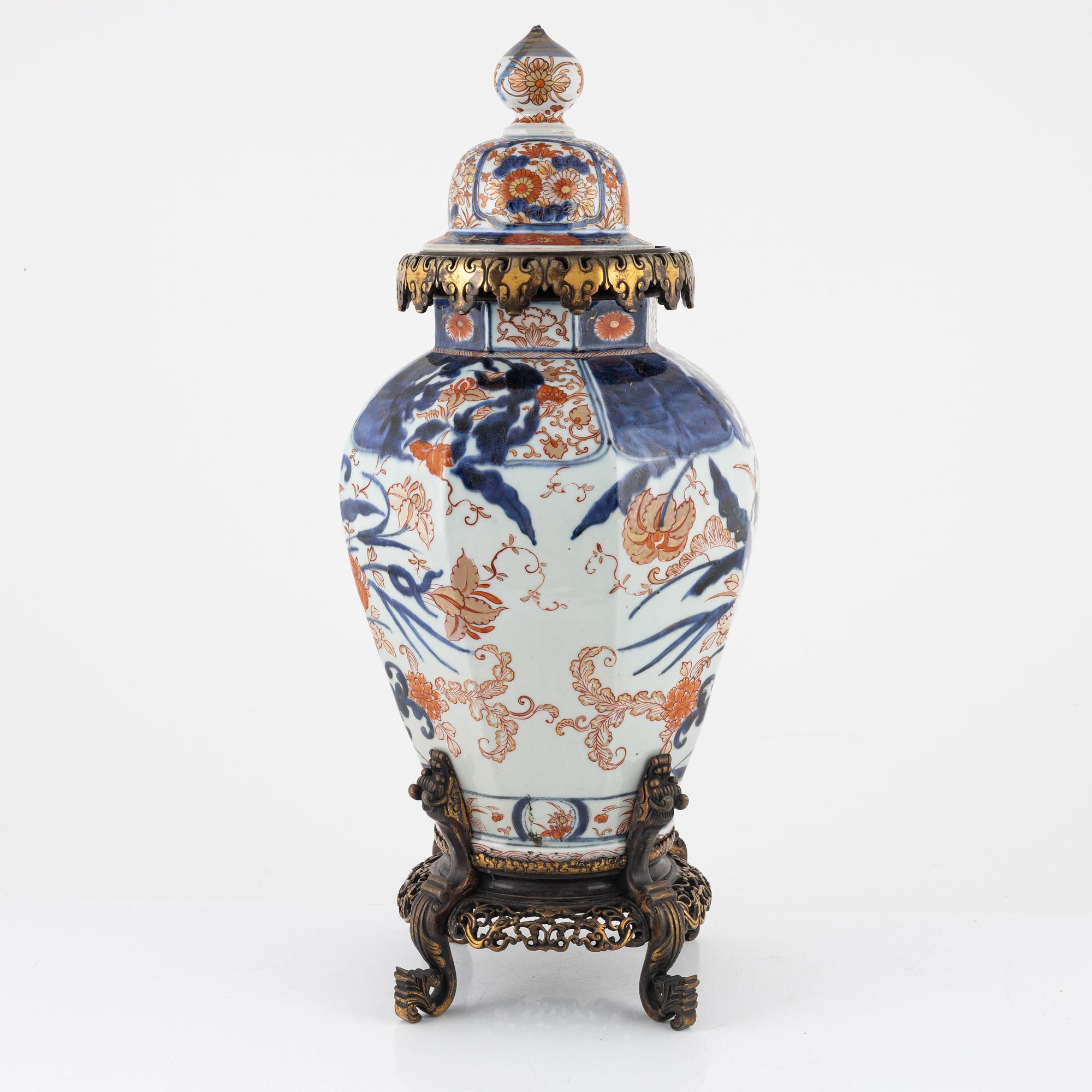 Urn with lid, Japan ,Edo, 18th-19th century.