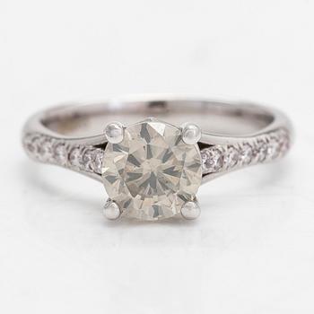 Ring, 14K vitguld, diamanter tot ca 1.44 ct. Med AIG och SJL-certifikat.