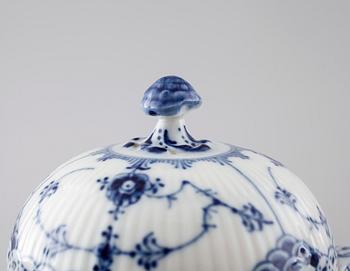 43 pieces of porcelain tableware from Royal Copenhagen, model "Musselmalet",second half of the 20th century.