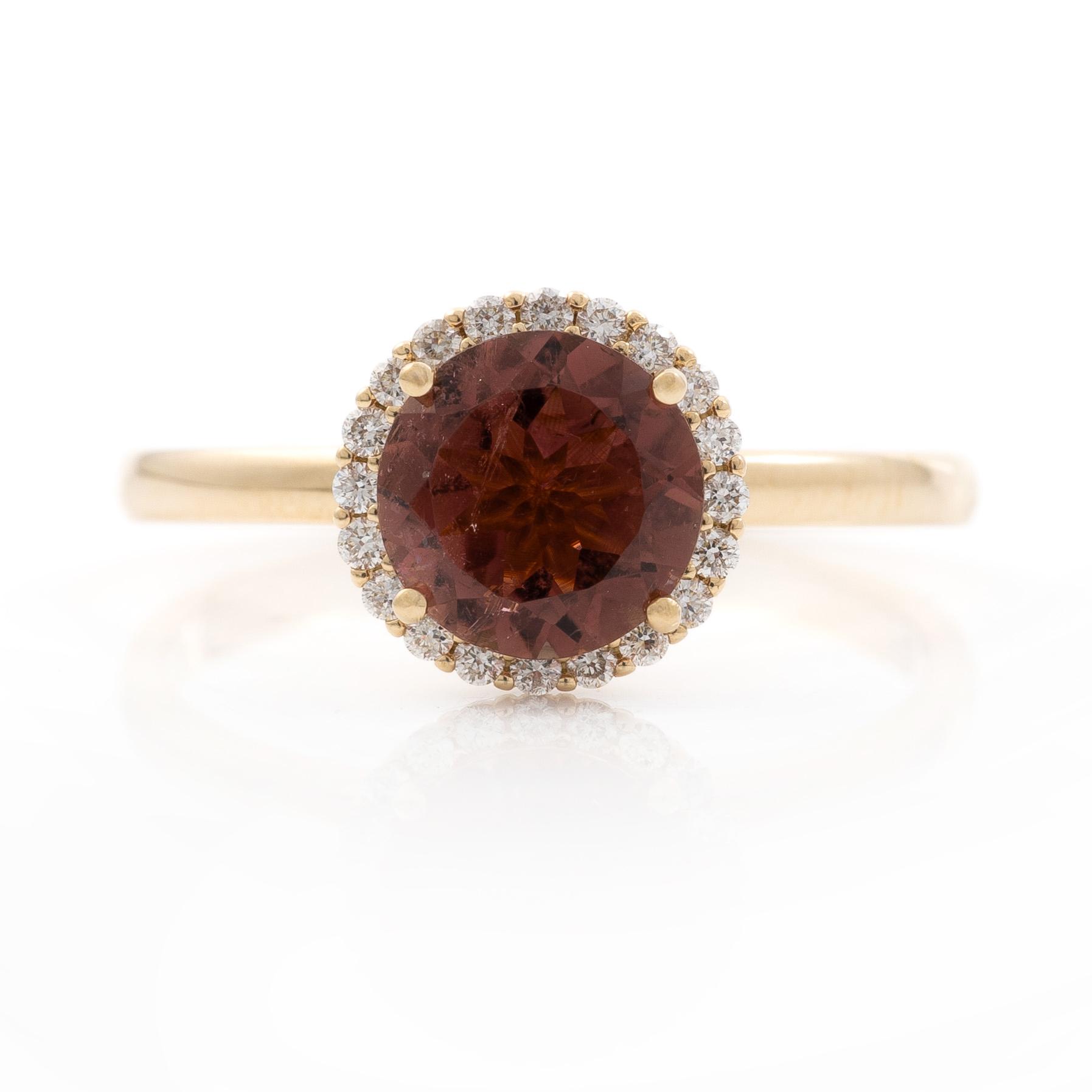 Ring 14K gold with pink tourmaline and brilliant-cut diamonds.