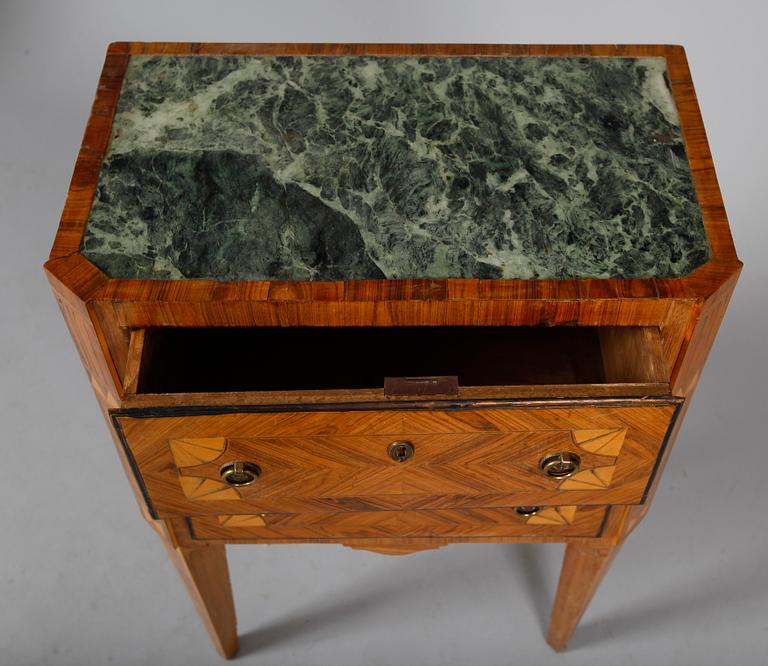 BYRÅ, gustaviansk stil, 1800-tal.