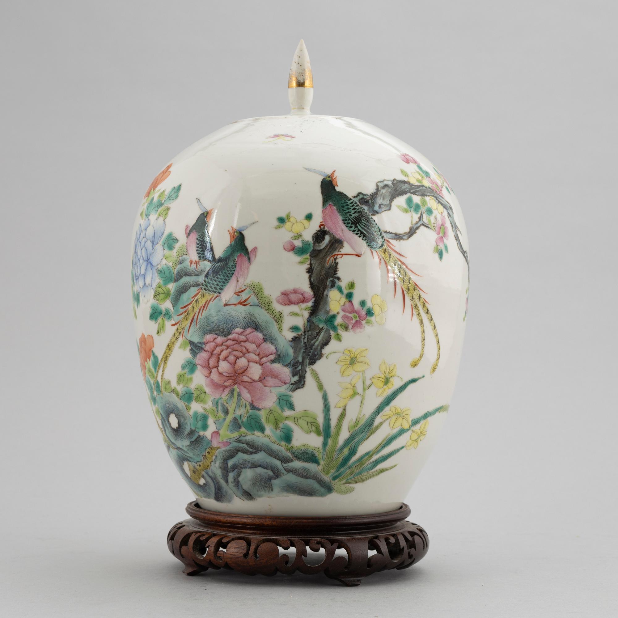 A Chinese porcelain urn with cover, first half of the 20th Century.