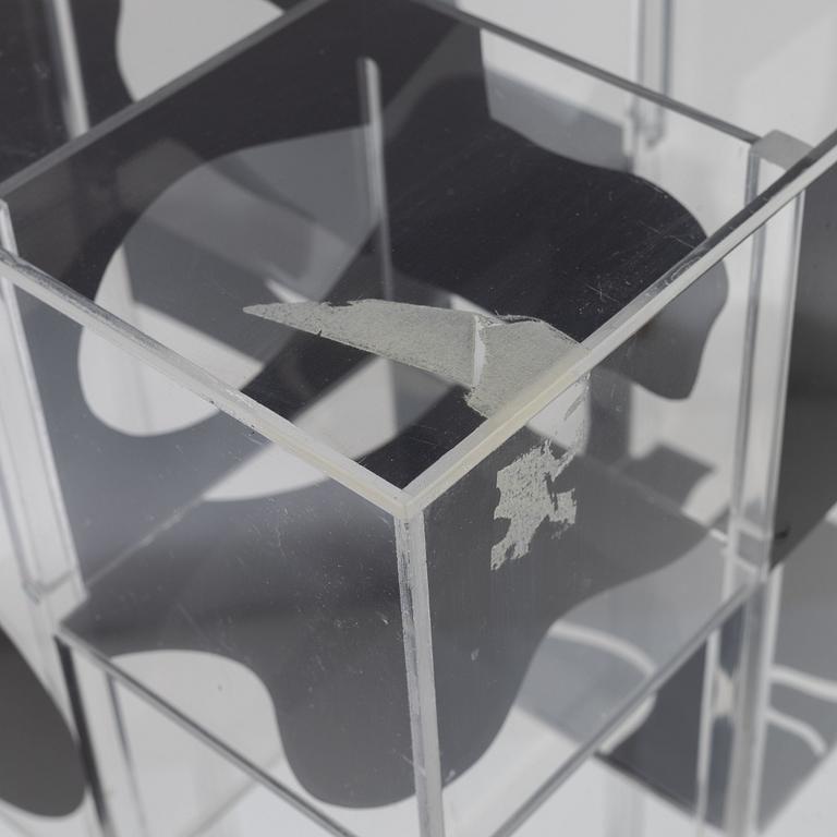 Gösta Wallmark, skulptur, plexiboxar och pinnar. Klarglas och svart.