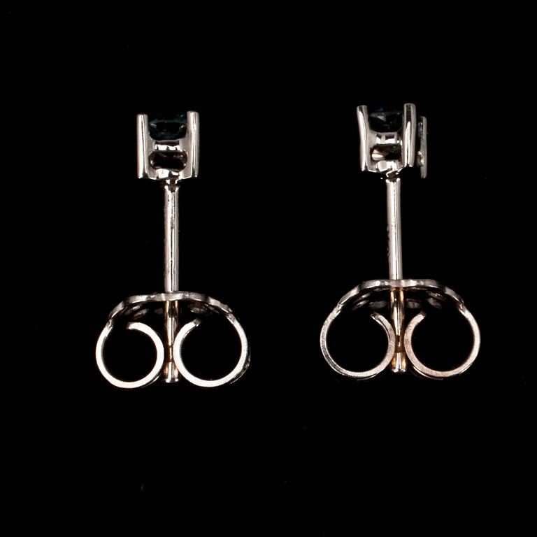ÖRHÄNGEN, vitguld 18K, blå briljantslipade diamanter, tot 0,25ct.
