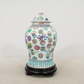 Lock urn China around 1900 porcelain.