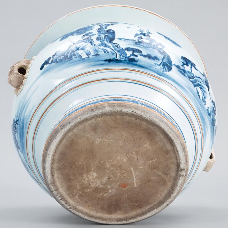 A large blue and white basin, Qing dynasty.