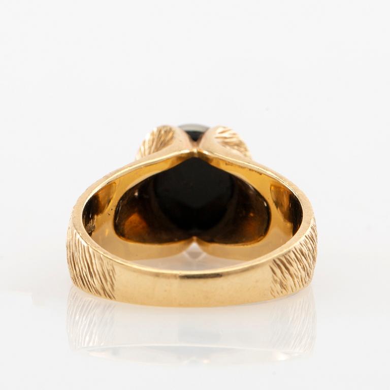 Ring 18K gold with an opal triplet.