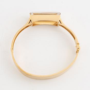 An 18K gold bangle set with synthetic spinel.