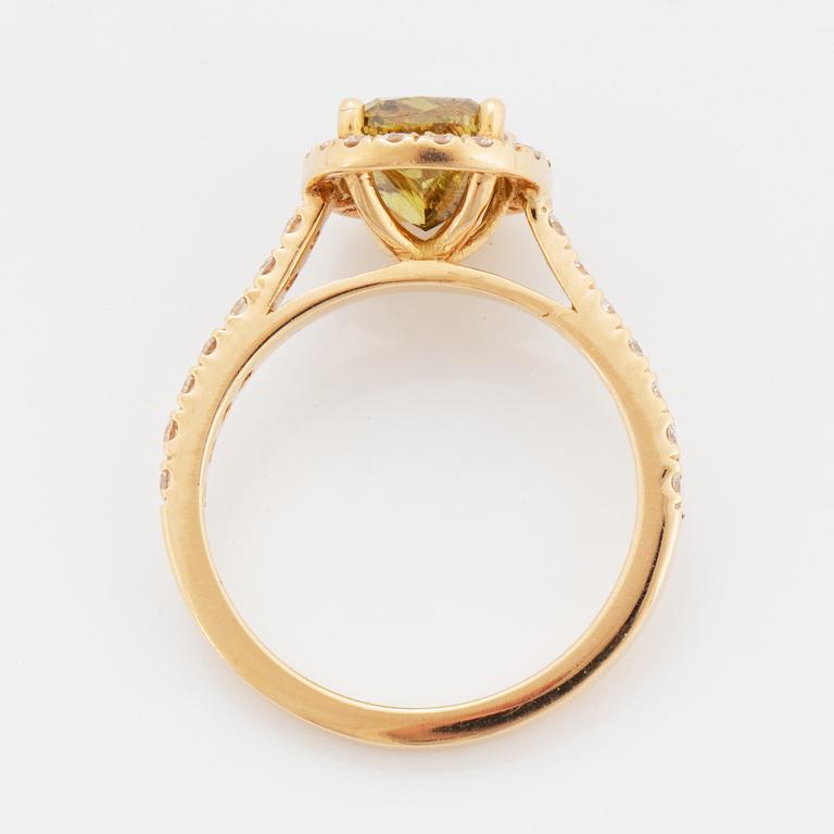 Ring med cushionformad natural fancy brownish yellow diamant, 
2,16 ct, med certifikat IGI.