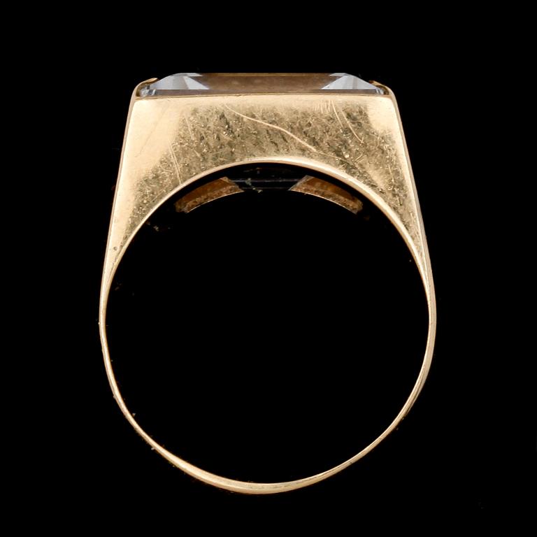 RING, 18k guld med bergkristall. Segir AB, Köping, 1964. Vikt 5,3 g.