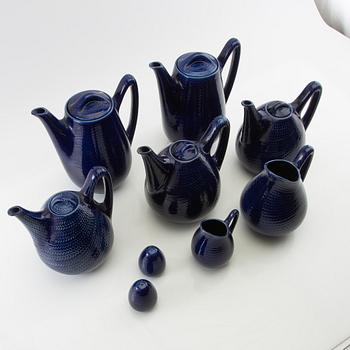 Hertha Bengtson, kannor och tillbringare "Blå Eld" 9 dlr Rörstrand porslin.